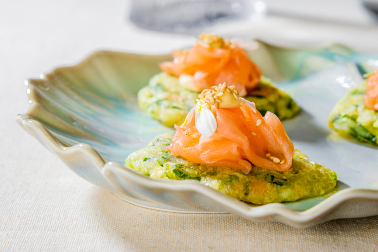 Carpaccio de saumon avec petites crêpes de légumes et mayonnaise au citron vert — extra image
