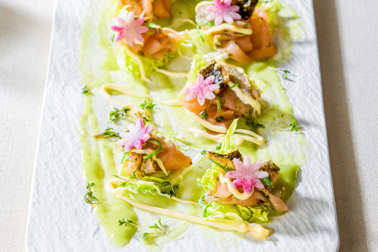 Carpaccio de saumon aux algues, wakame et chips de nori — extra image