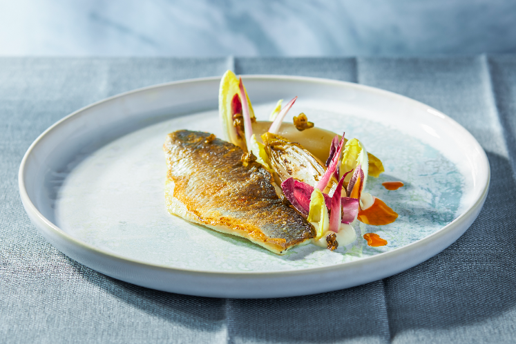 Zeebaars met witlof, krokante kappertjes, wittewijnsaus en chili-olie