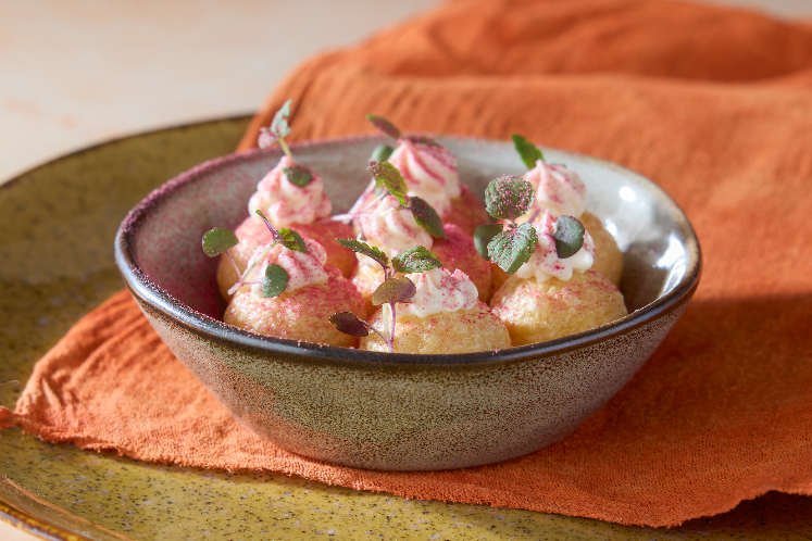 Zoete pani puri met romige mango-roomkaas en granaatappelpoeder