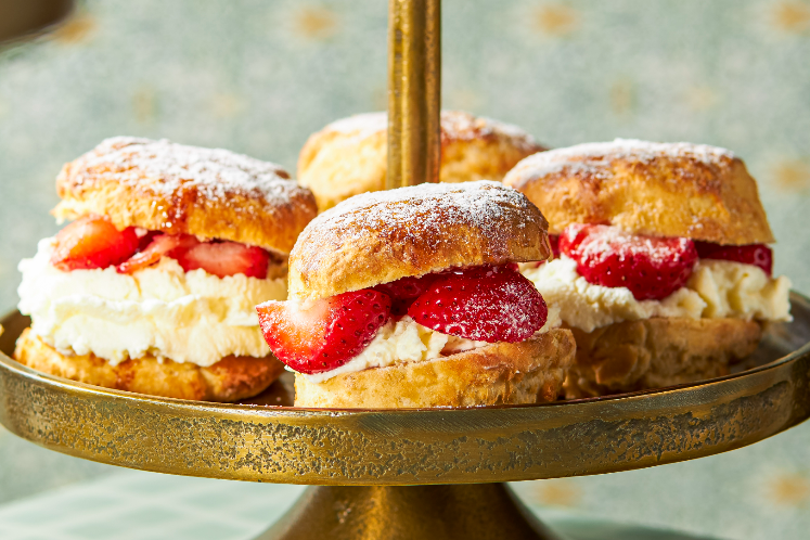 Zoete scones met jam, aardbeien en clotted cream
