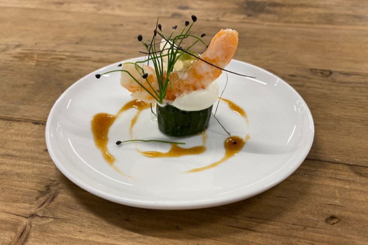 Zoetzure mini-komkommer, gamba in miso met yuzu, crème vam limoen en Harinori zeewier