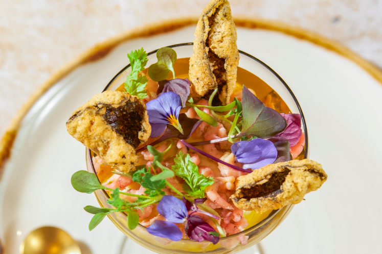 Zomerse garnalencocktail met crème van bloemkool, kruidensalade en crispy nori