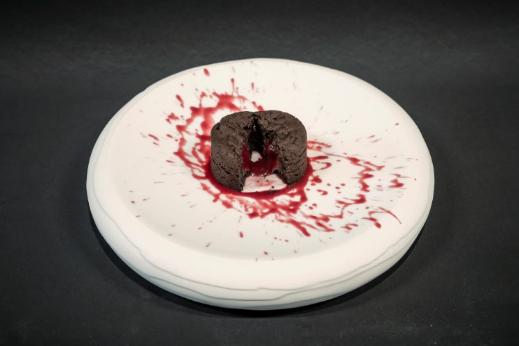 Petit gâteau au sésame noir avec cœur coulant à la framboise — extra image