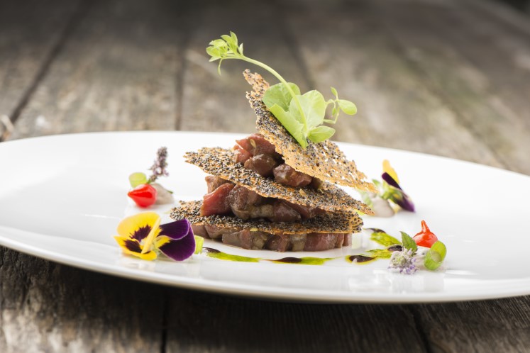 Kalfsbovenbil met speculaasjenever, zwarte sesamemulsie en maanzaadtuille