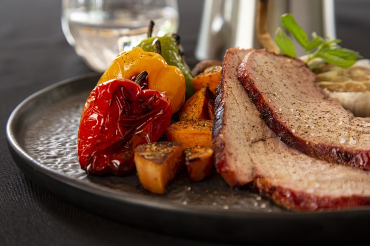 Spierstuk met mini paprika’s, zoete aardappels en champignons