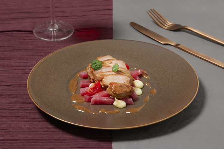 Kiptournedos in dragonsaus met aardpeercrème en bietjes