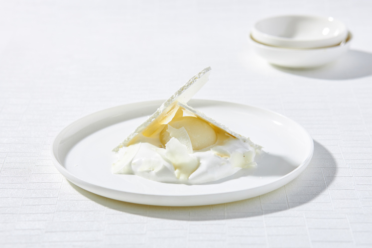 Kokos mochi, mousse van kokos & rum en schuimschotsen van kokos