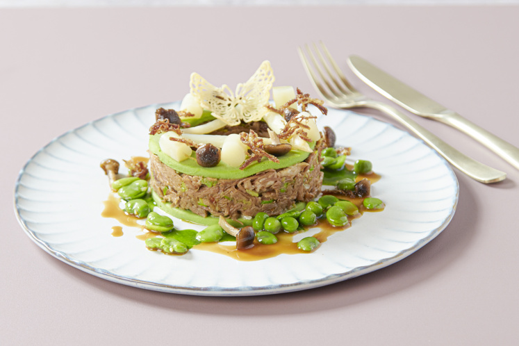 Lamsschouder, flan van doperwten, asperges en een jus van morilles