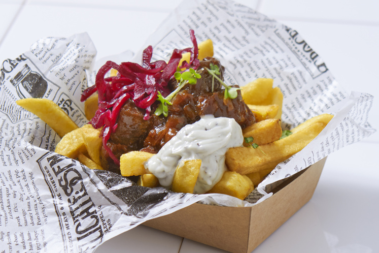 Loaded fries met stoof en truffel mayonaise