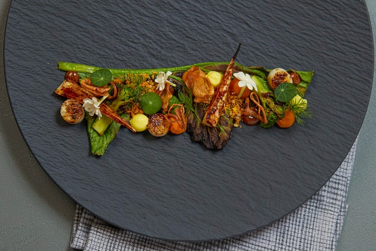 Broccoletti, bataatcrème en espuma van kaas en kerrie