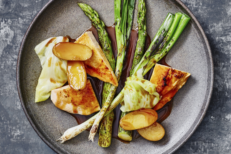 Maïskip met geroosterde asperges en spitskool