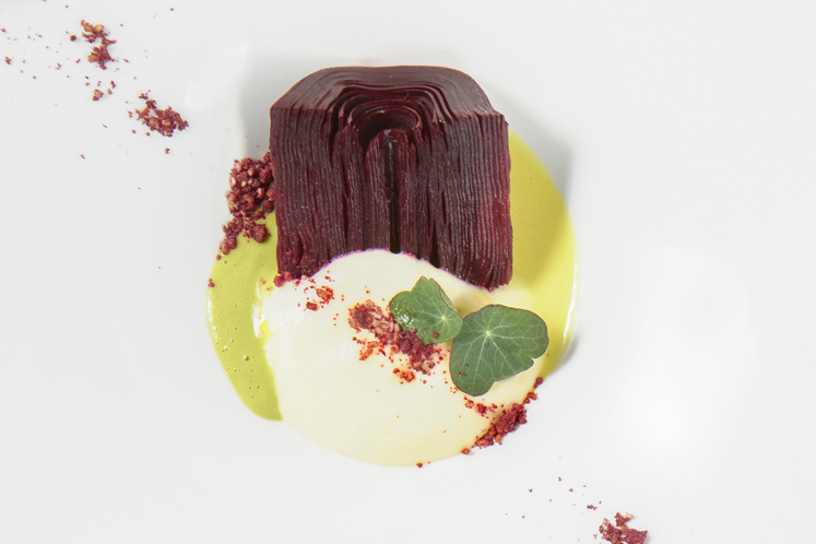 Millefeuille van rode biet met kurkuma, bieslook en aardappelmousseline