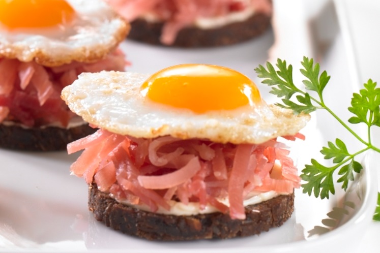 Roggebrood met kleine uitsmijter