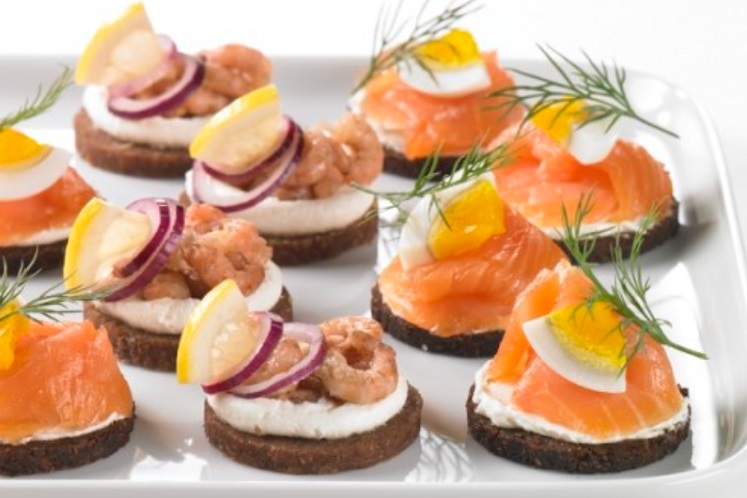Roggebrood met zalm en garnalen