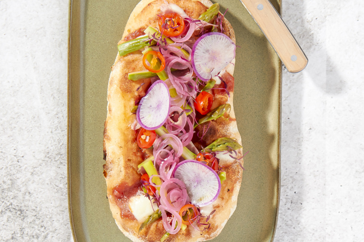 Pinsa met lamsham, groene asperges, kwarteleitjes en kimchi