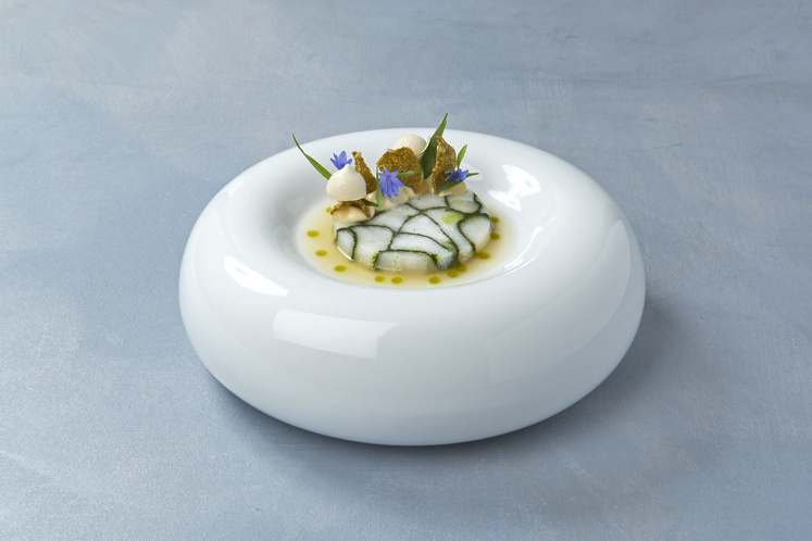 Kabeljauw met zeealg, een crème van miso, ingelegde rettich en verschillende bereidingen van dashi