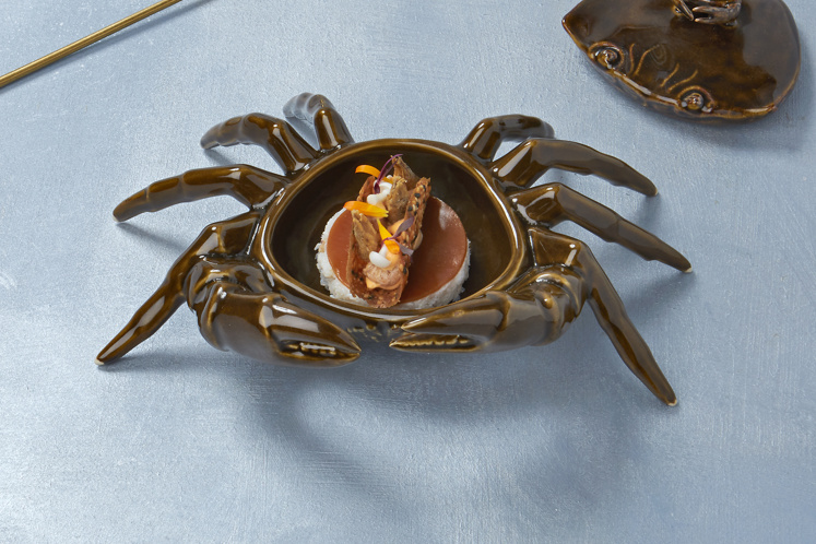 Noordzeekrab met een taco van sesam, mandarijnsalade, crème van tandoori en Hollandse garnaaltjes