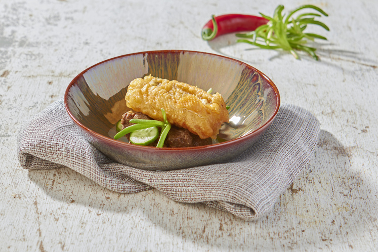 Rengdang met heek in een Aziatische jasje, pickels en Indische bloemkool