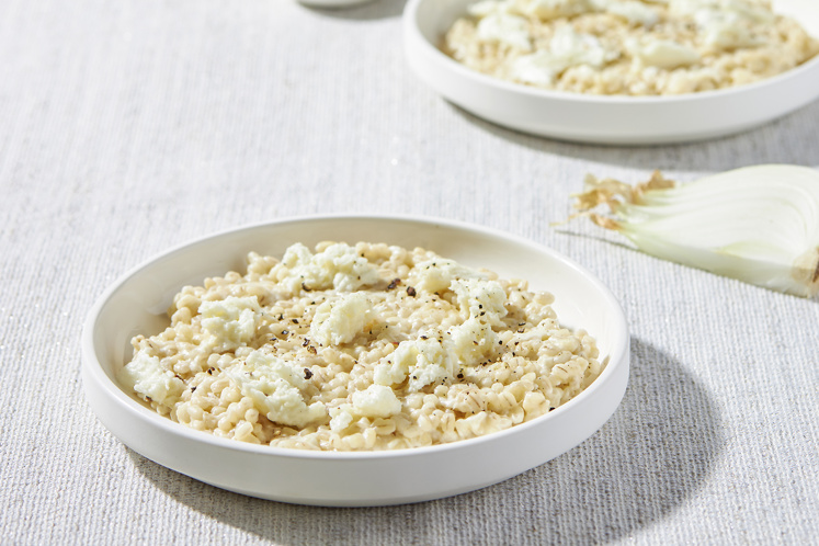 Romige risotto van parelgort met truffelburrata