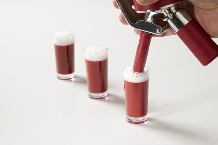 Schuim van gin-tonic uit een sifon