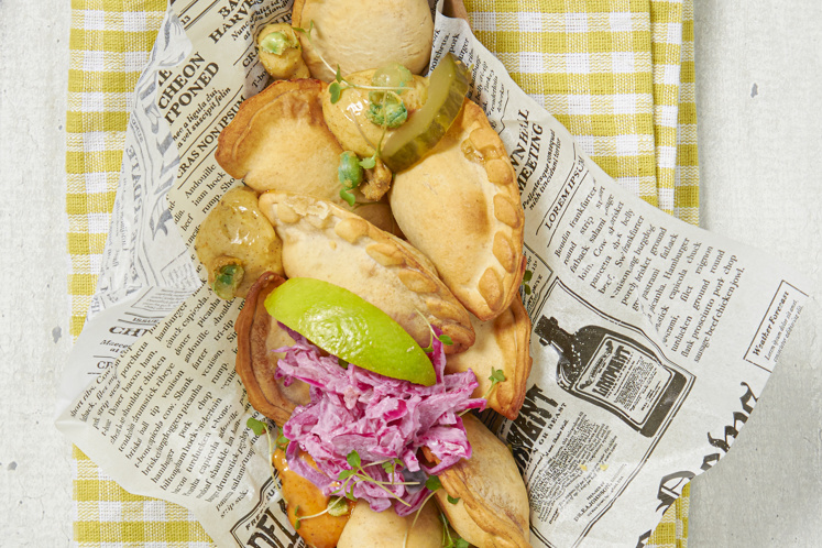 Mini kip-empanadas met salade van rode kool