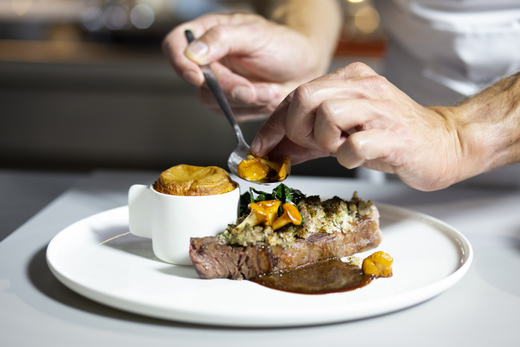 Wagyu bavette, merg korst, aardappel époisses soufflé en cantharellen