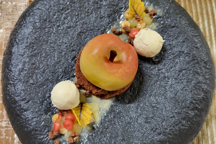 Pomme 3D avec parfait au fudge et crème au chocolat doré — extra image