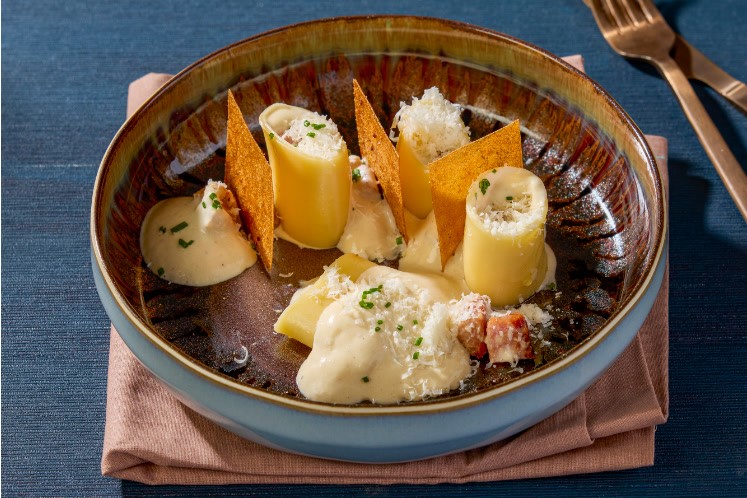 Paccheri met wildzwijnsaucisses, schuim en aardappelkrokant