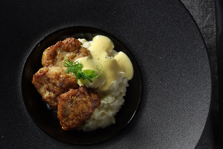 Gebakken zwezerik met risotto en sabayon van knoflook