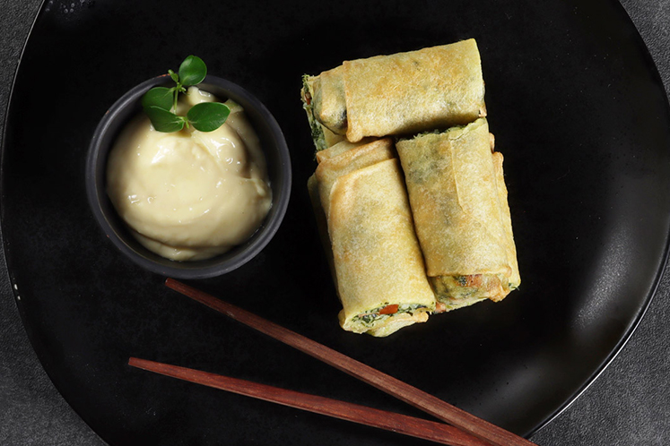 Loempia van boerenkoolrisotto en geroosterde knoflookmayonaise