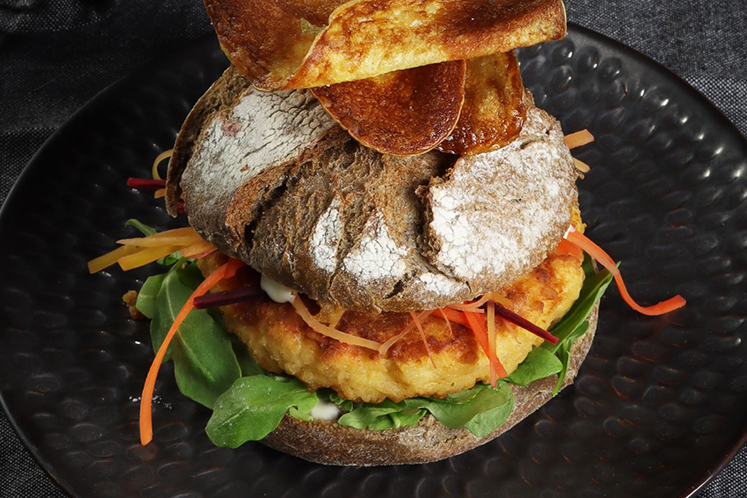 Risottoburger met zoetzuur van peen