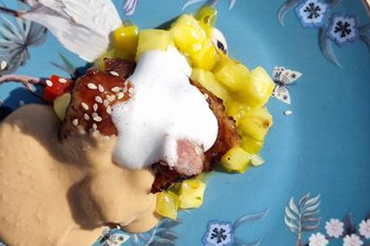 Ibérico lagrimas met schuim van kokos en pindasaus