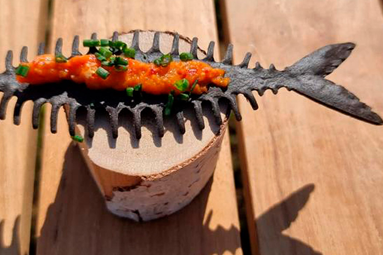 Visgraat met groentepaté van paprika, tomaat en feta