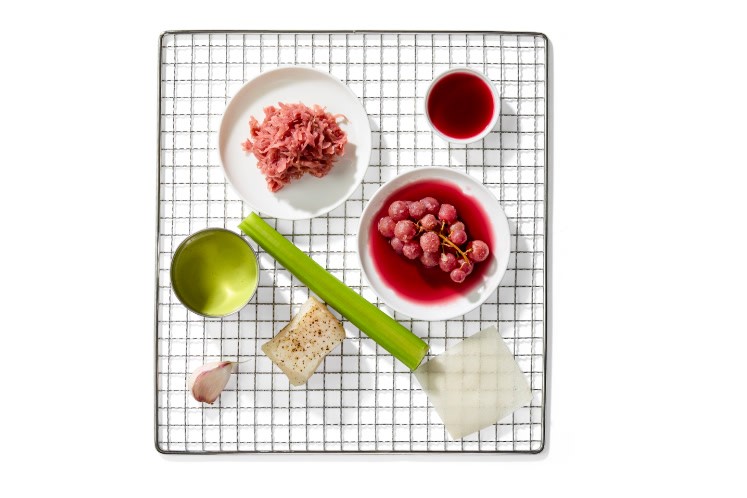 Cabillaud et raisins dans un jus de pomme-sureau avec choucroute et beurre blanc — extra image