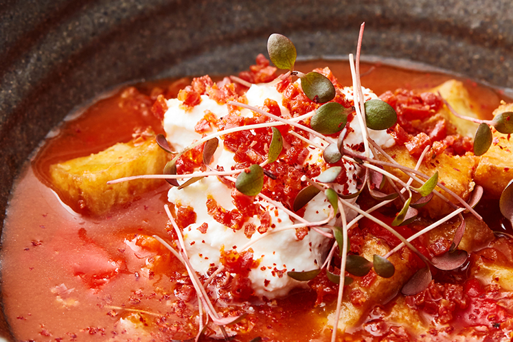 Tomatensoep met Spaanse tortilla, gerookte paprika met chorizo