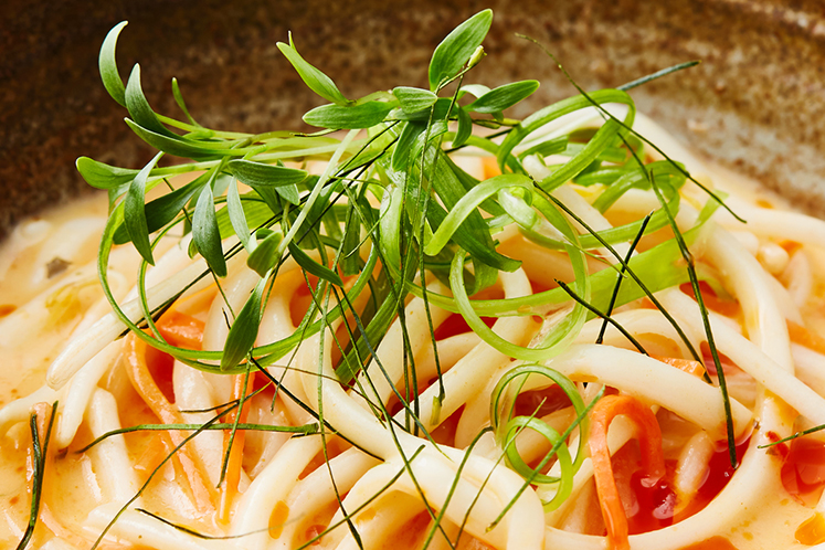 Thaise noedelsoep met rode curry en limoenblad