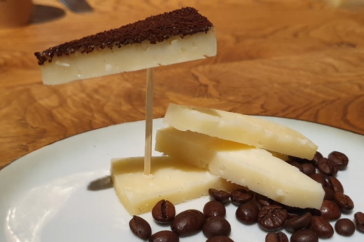 Manchego met een topping van gemalen koffieboon