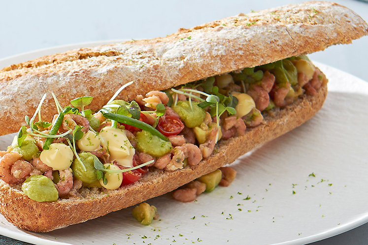 Half stokbrood met hollandse garnalen en guacamole