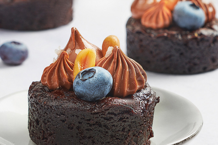 Brownie met pinda's en bosbessen