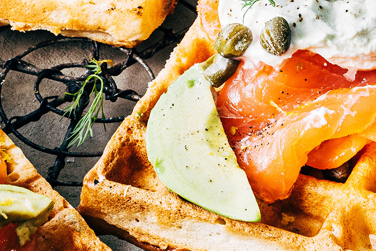 Wafels met zalm en wasabi hangop
