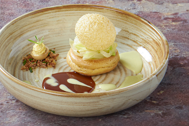 Pani puri gevuld met rendang van pulled jackfruit