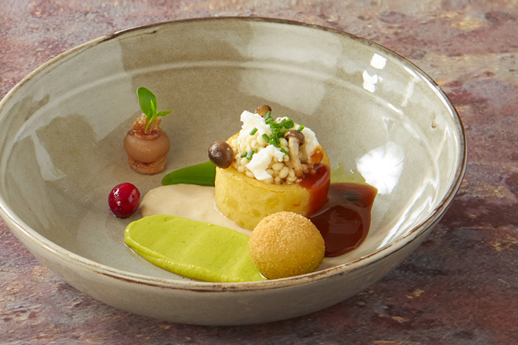 Romige parelgort in een krokante aardappelcilinder