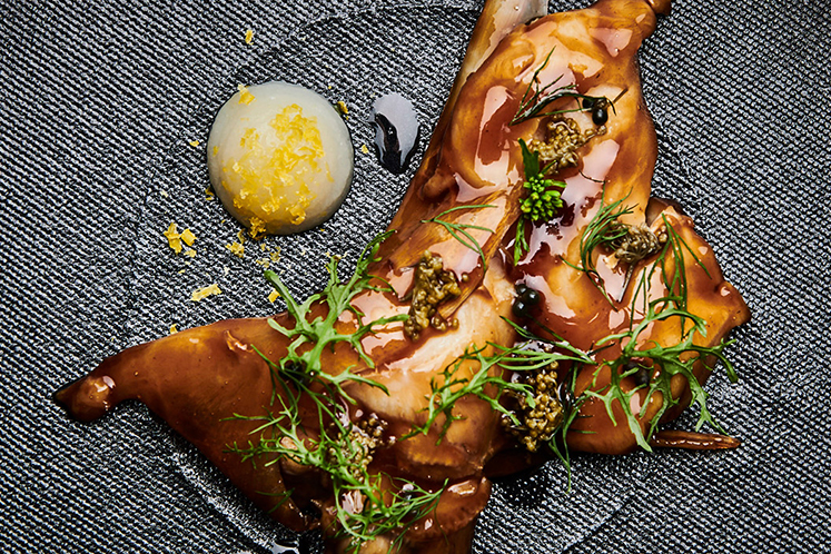 Gegrilde kabeljauw met ingelegde vlierbloesem en umami-glazuur