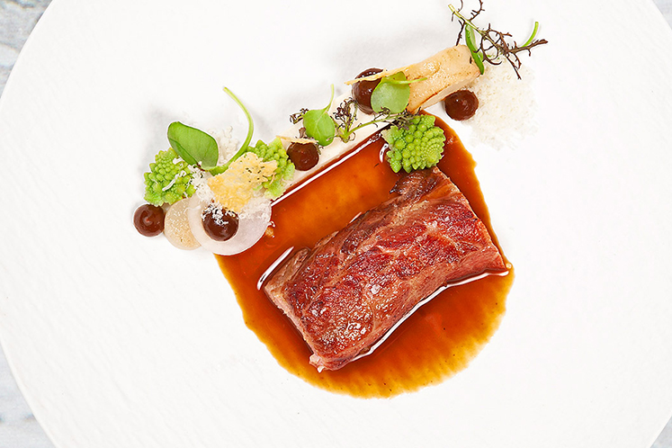 Lamsnek met bloemkool, Parmezaan, zwarte knoflook en jus van gerookte Cevenne ui