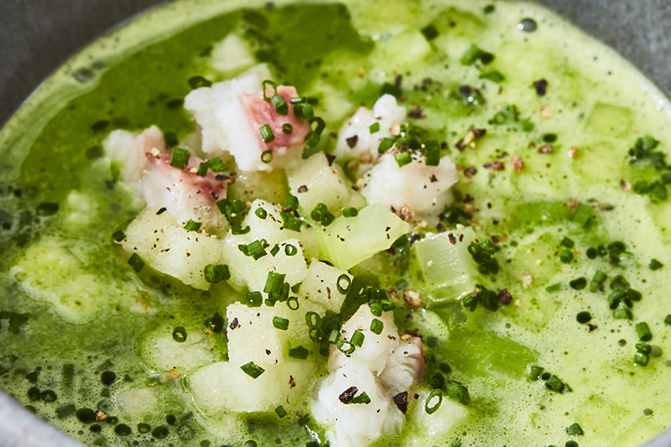 Aardappel waterkerssoep met paling, appel en bleekselderij