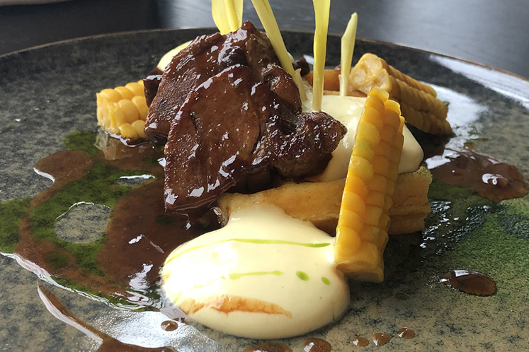 Wildzwijn nek gestoofd met krokante wafel van mais en Gruyere kaas