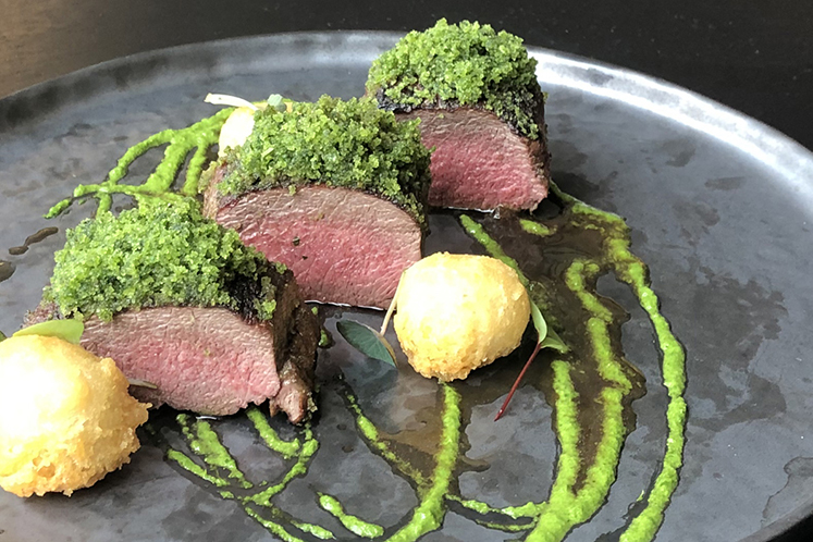 Rosé gebraden hertenrugfilet