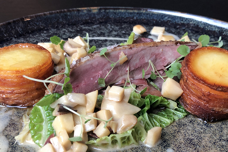 Wilde eend met een saus van eekhoorntjesbrood en pommes Paollo