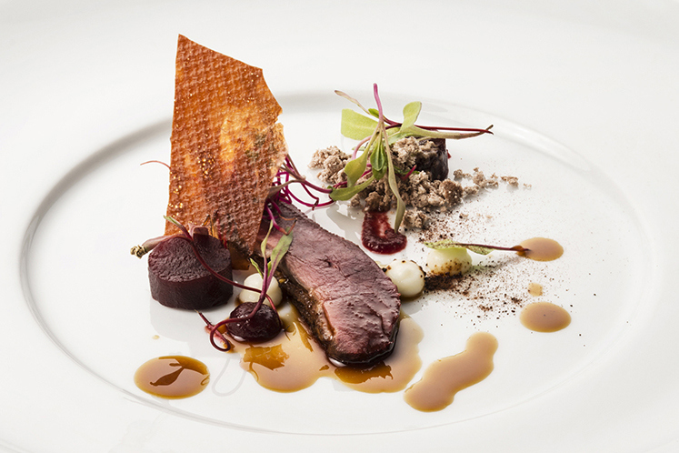 Eend met knolselderij, rode bieten, bramen, jonge walnoot, cacao en jus